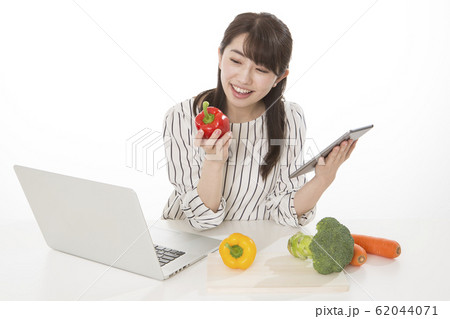 女性　野菜 62044071