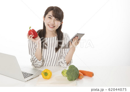 女性　野菜 62044075