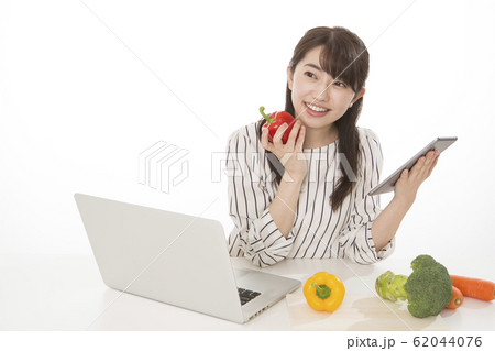 女性　野菜 62044076