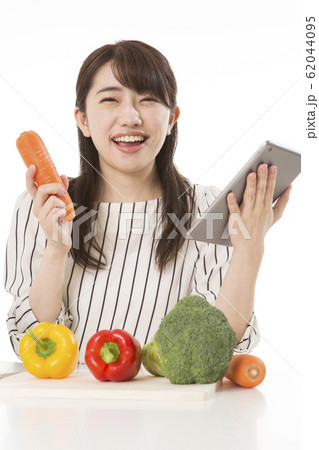 女性 野菜 女性 野菜 62044095