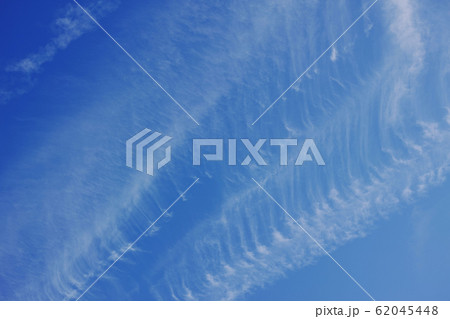青空に巻雲、或いは崩れた飛行機雲。 青空に巻雲、或いは崩れた飛行機雲。 62045448