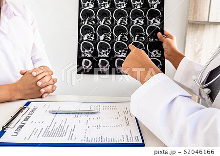 Female doctors, specialists in treatment, make an appointment to meet patients after x-ray and give advice, explain medical information and diagnose the disease. Concept of treatment and good health Female doctors, specialists in treatment, make an appointment to meet patients after x-ray and give advice, explain medical information and diagnose the disease. Concept of treatment and good health 62046166