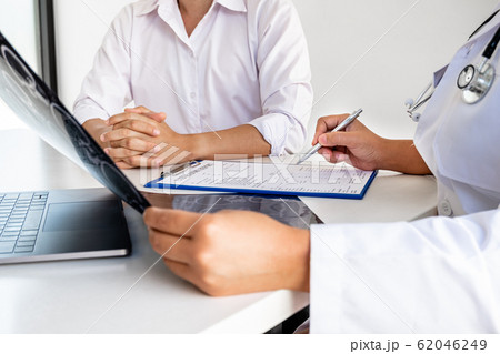 Female doctors, specialists in treatment, make an appointment to meet patients after x-ray and give advice, explain medical information and diagnose the disease. Concept of treatment and good health Female doctors, specialists in treatment, make an appointment to meet patients after x-ray and give advice, explain medical information and diagnose the disease. Concept of treatment and good health 62046249