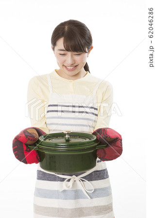 女性　調理　イメージ 62046286