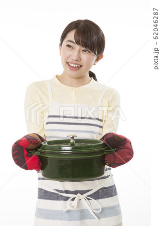 女性　調理　イメージ 62046287