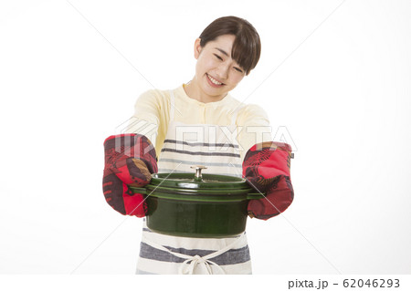 女性　調理　イメージ 62046293