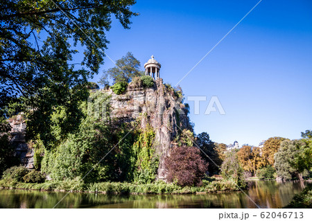 Sibyl temple and lake in Buttes-Chaumont Park, 62046713