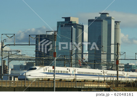 名古屋駅高層ビル群と東海道新幹線 62048161