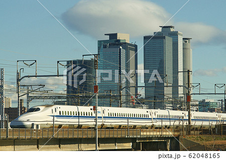 名古屋駅高層ビル群と東海道新幹線 62048165
