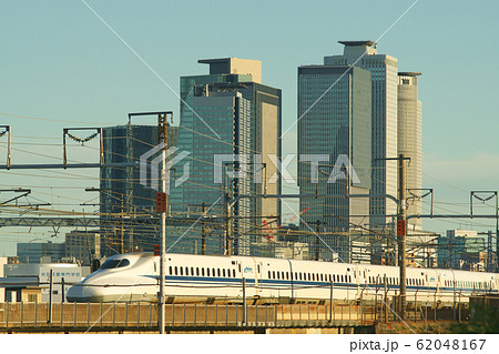 名古屋駅高層ビル群と東海道新幹線 62048167