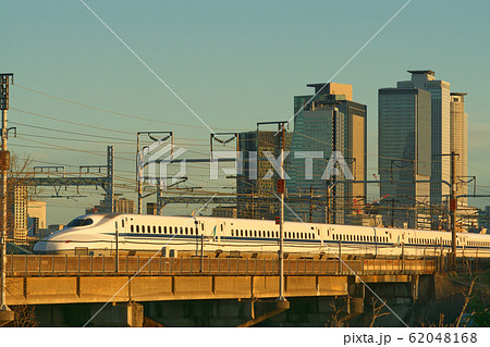 東海道新幹線と名古屋駅高層ビル群 62048168