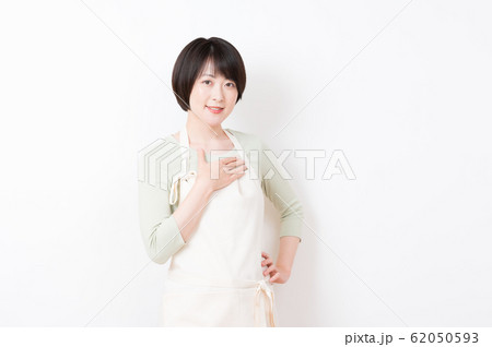 女性 エプロン姿 女性 エプロン姿 62050593