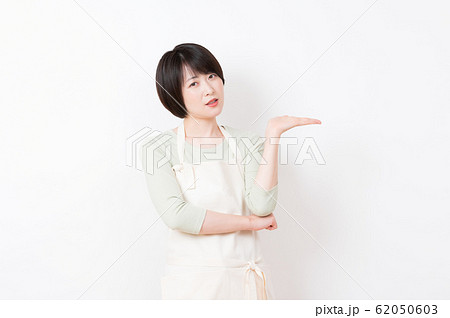 女性 エプロン姿 女性 エプロン姿 62050603