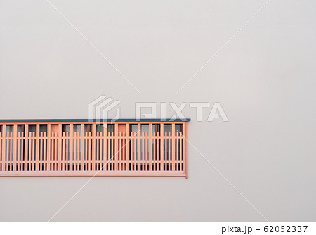 小窓のある壁面の背景 62052337