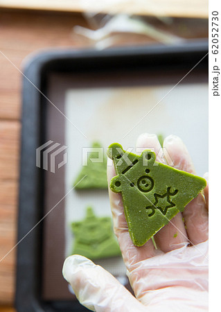 抹茶味のクッキー作り 62052730