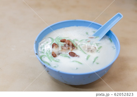 Popular Penang road cendol served with shaved ice, Popular Penang road cendol served with shaved ice, 62052823