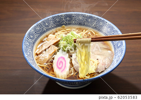 箸ですくう醤油ラーメン 62053583