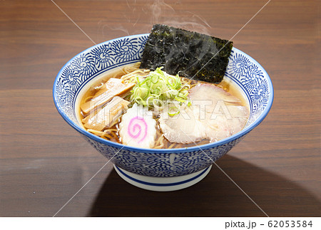 湯気が立つ中華そば 62053584