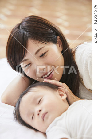 赤ちゃんと母親 62054576