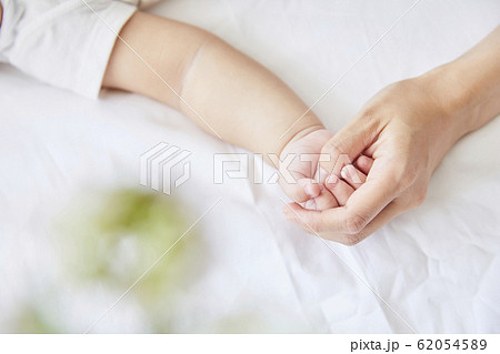 赤ちゃんと母親 62054589