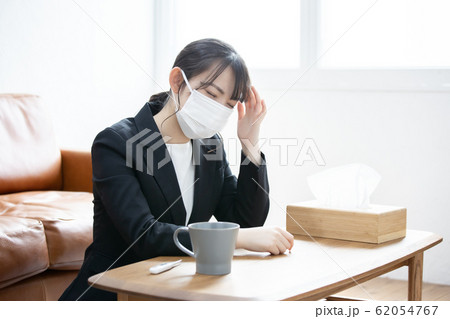 体調不良の若い女性 インフルエンザ 体調不良の若い女性 インフルエンザ 62054767