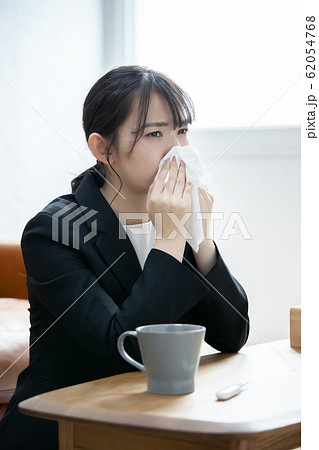 体調不良の若い女性　インフルエンザ 62054768