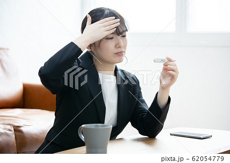 体調不良の若い女性 インフルエンザ 体調不良の若い女性 インフルエンザ 62054779