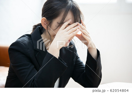 体調不良の若い女性　鬱病 62054804