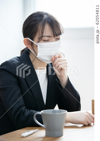 体調不良の若い女性　インフルエンザ 62054811