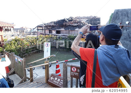 焼失した首里城跡を訪れる観光客　(沖縄)　2019年12月 62054995