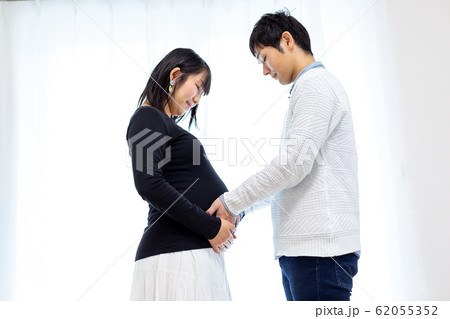 夫婦のマタニティフォト 62055352