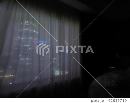 ネオンの光が入る暗闇のホテルの寝室の写真素材 [62055719] - PIXTA