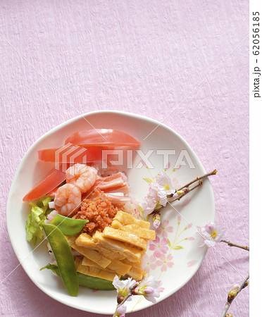 桜の花とお祝いのちらし寿司 桜の花とお祝いのちらし寿司 62056185