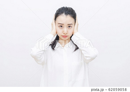 耳を隠す女性 耳を隠す女性 62059058