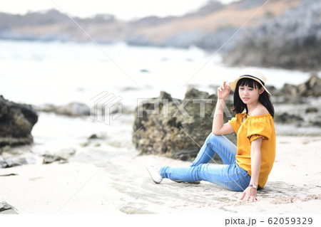 砂浜でのんびりする女性 砂浜でのんびりする女性 62059329
