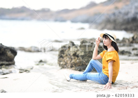 砂浜でのんびりする女性 砂浜でのんびりする女性 62059333