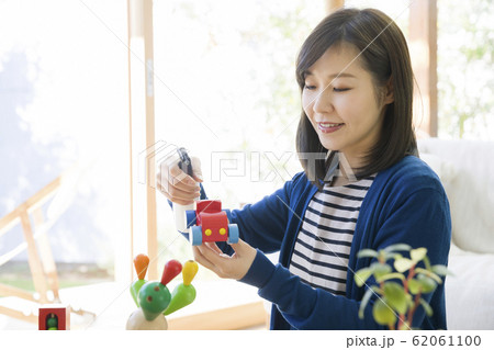 子供のおもちゃを除菌する母親 子供のおもちゃを除菌する母親 62061100