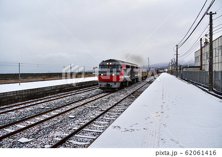 冬の北海道森町森駅を通過する貨物列車の朝の風景を撮影 冬の北海道森町森駅を通過する貨物列車の朝の風景を撮影 62061416