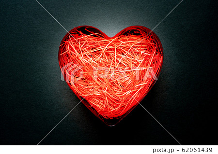 ハート 恋愛 黒背景の写真素材