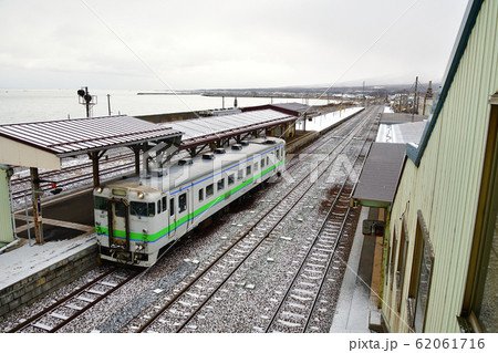 冬の北海道森町森駅を発着する各駅停車の朝の風景を撮影 62061716