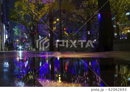 雨降る夜・ライトアップされる大通り 62062693