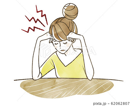 頭痛に悩む女性 62062807