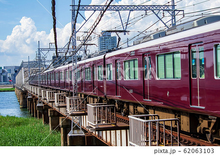 大阪市淀川・淀川を渡る阪急電車 大阪市淀川・淀川を渡る阪急電車 62063103