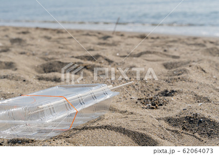 【イメージ画像】砂浜に捨てられたごみ プラスチックトレー トレイ 【イメージ画像】砂浜に捨てられたごみ プラスチックトレー トレイ 62064073