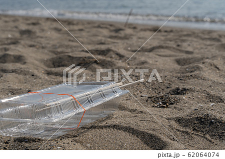 【イメージ画像】砂浜に捨てられたごみ プラスチックトレー トレイ 【イメージ画像】砂浜に捨てられたごみ プラスチックトレー トレイ 62064074