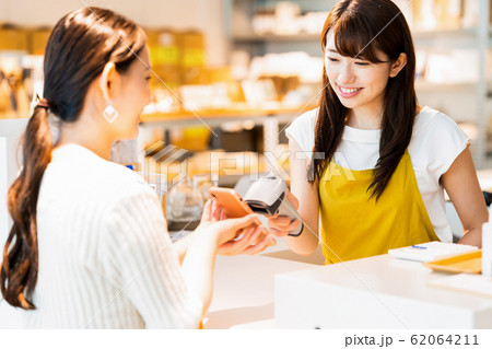女性 ショッピング 買い物 かわいい ライフスタイル カジュアル 女性 ショッピング 買い物 かわいい ライフスタイル カジュアル 62064211
