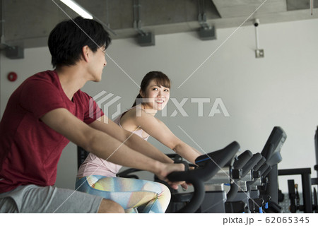 スポーツジム　トレーナー　ジム仲間 62065345