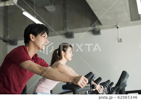 スポーツジム　トレーナー　ジム仲間 62065346