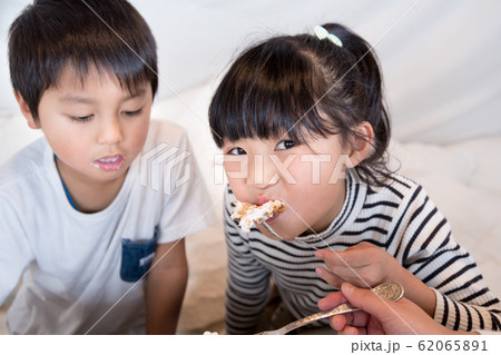生クリームワッフルを食べる子供 生クリームワッフルを食べる子供 62065891