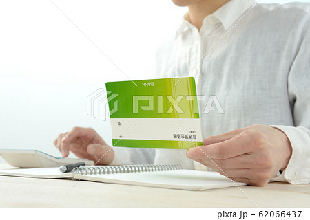 模造品の通帳を確認する女性 62066437